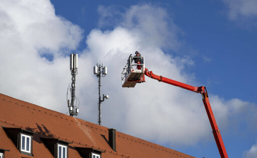 11.11.2022, Arbeiten an der LTE-5G-Antenne auf dem Mindelheimer Postgebäude. Die 5G-Funksendeanlage Anlage von der Firma HUAWEI versorgt die Mindelheimer Innenstadt mit 5G-schneller Mobilfunkgeschwindigkeit. 11.11.2022, LTE-5G-Antenne 11.11.2022, LTE-5G-Antenne *** 11 11 2022, Work on the LTE 5G antenna on the Mindelheim post office building The 5G radio transmitter system system from the HUAWEI company provides Mindelheims city center with 5G fast cellular speeds 11 11 2022, LTE 5G antenna 11 11 2022, LTE 5G antenna