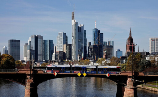Die Frankfurter Skyline mit den Türmen verschiedener Bankhäuser. Als Frankfurter Bankenviertel wird ein innerstädtisches Gebiet von Frankfurt am Main bezeichnet, in dem eine Vielzahl von Banken, Versicherungen und anderen Geldhäusern ansässig sind. Themenbild, Symbolbild Frankfurt, 27.10.2022 Hessen Deutschland *** The Frankfurt skyline with the towers of various banking houses Frankfurts banking district is the name given to an inner-city area of Frankfurt am Main where a large number of banks, insurance companies and other financial institutions are located Topic image, symbol image Frankfurt, 27 10 2022 Hesse Germany Copyright: xChristophxHardtx