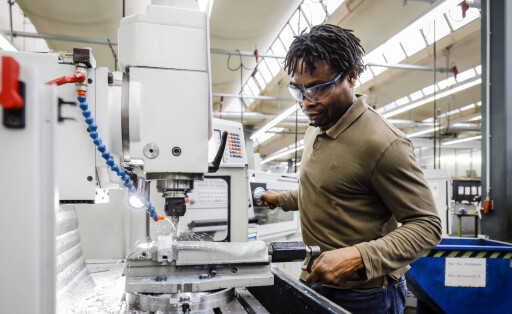 12.02.2020, Remscheid, Nordrhein-Westfalen, Deutschland - Auszubildende in Metallberufen, hier an einer Werkzeugmaschine, Berufsbildungszentrum der Remscheider Metall- und Elektroindustrie. - model released - Remscheid Nordrhein-Westfalen Deutschland *** 12 02 2020, Remscheid, North Rhine-Westphalia, Germany Apprentices in metal professions, here at a machine tool, vocational training centre of the Remscheid metal and electrical industry model released Remscheid North Rhine-Westphalia Germany