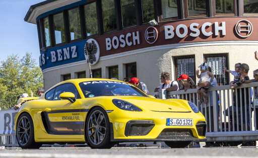 Powered by Renewable Fuel. Modernes Fahrzeug von Porsche mit Verbrennermotor wirbt für Erneuerbare Kraftstoffe. 100 Jahre Automobilrennen auf dem Solitude-Ring. // 17.07.2022: Deutschland, Baden-Württemberg, Stuttgart. *** Powered by Renewable Fuel Modern Porsche vehicle with combustion engine promotes Renewable Fuels 100 years of automobile racing on the Solitude Ring 17 07 2022 Germany, Baden Württemberg, Stuttgart