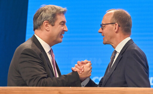 Markus SOEDER Ministerpraesident Bayern und CSU Vorsitzender gratuliert Friedrich MERZ CDU Vorsitzender nach seiner Rede,Shake hands,Handschlag. CSU Parteitag 2022 am 28. und 29.10.2022 Messe Augsburg *** Markus SOEDER Ministerpraesident Bavaria and CSU Chairman congratulates Friedrich MERZ CDU Chairman after his speech,Shake hands,Handshake CSU Party Congress 2022 on 28 and 29 10 2022 Augsburg Fair