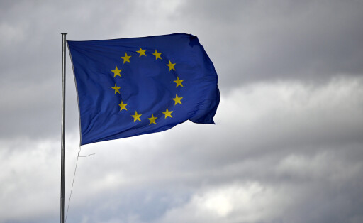 Eine EU-Flagge knattert im Wind vor bewölktem Himmel Themenbild, Symbolbild. Straßburg, 16.01.2023 Elsass Frankreich *** An EU flag rattles in the wind against cloudy sky theme image, symbol image Strasbourg, 16 01 2023 Alsace France Copyright: xDwixAnoraganingrumx