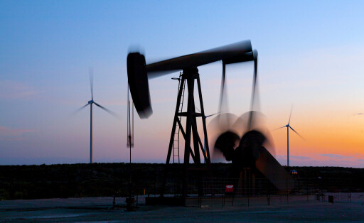 Pumpenheber in Bewegung in einem Windpark in Ft. Davis, Texas Vereinigte Staaten, Texas, Fort Davis PUBLICATIONxINxGERxSUIxAUTxONLY