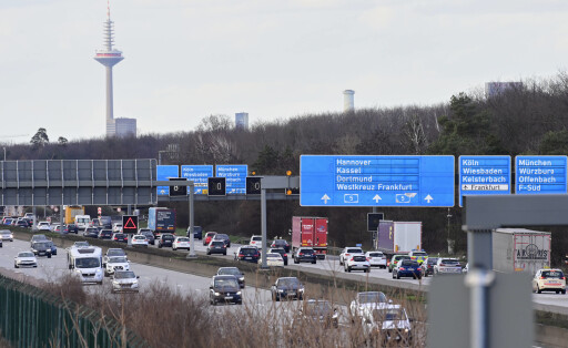 24.03.2023 Stau auf Autobahn A5 Richtung Frankfurt Höhe Flughafen Rhein Main wegen liegengebliebenem LKW nach Reifenschaden auf der rechten Fahrspur Frankfurt / Main Hessen Deutschland *** 24 03 2023 traffic jam on freeway A5 direction Frankfurt near airport Rhein Main because of broken down truck after puncture on the right lane Frankfurt Main Hesse Germany