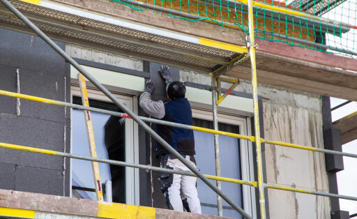 Bauarbeiter isolieren eine Hausfassade *** Construction workers insulate a house facade Copyright: xx