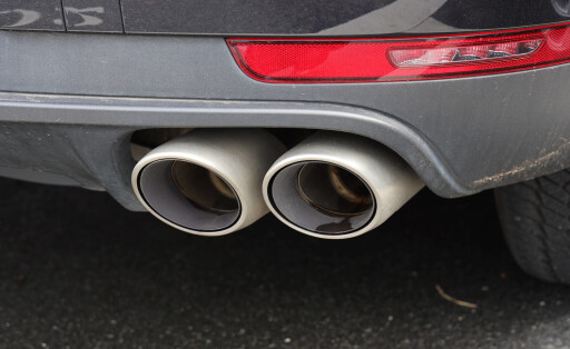 13.03.2023, Deutschland, NRW, Autos, Verbrenner, Motoren, Motor, Detailaufnahme Auspuff Porsche Cayenne NRW Deutschland