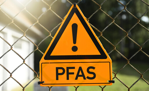 FOTOMONTAGE, Gefahrenschild mit Ausrufezeichen und Aufschrift PFAS *** PHOTOMONTAGE, danger sign with exclamation mark and inscription PFAS
