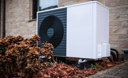 Wärmepumpe an einem Einfamilienhaus in Düsseldorf Düsseldorf Nordrhein-Westfalen Deutschland *** Heat pump on a single family house in Düsseldorf North Rhine Westphalia Germany