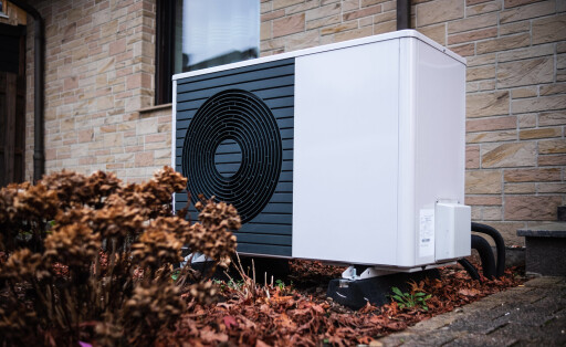 Wärmepumpe an einem Einfamilienhaus in Düsseldorf Düsseldorf Nordrhein-Westfalen Deutschland *** Heat pump on a single family house in Düsseldorf North Rhine Westphalia Germany