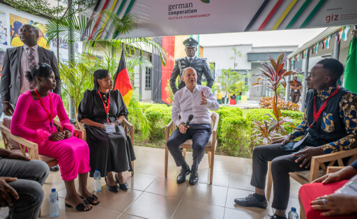 30.10.2023, Nigeria, Lagos: Bundeskanzler Olaf Scholz (SPD), besucht das Deutsch-Nigerianische Zentrum für Jobs, Migration und Reintegration in der der Wirtschaftsmetropole Lagos und spricht mit Klienten des Zentrums. Scholz ist auf seiner dritten größeren Afrika-Reise in den knapp zwei Jahren seit seiner Vereidigung. Mit Nigeria besucht er nun das bevölkerungsreichste und wirtschaftsstärkste Land des Kontinents. Foto: Michael Kappeler/dpa +++ dpa-Bildfunk +++