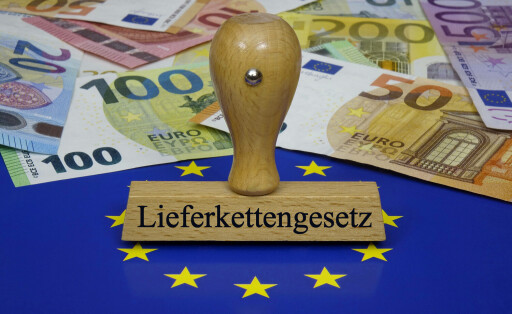 Stempel und Lieferkettengesetz Stempel und Lieferkettengesetz, 26.12.2022, Borkwalde, Brandenburg, Auf Geldscheinen steht ein Stempel mit dem Schriftzug Lieferkettengesetz. *** Stamp and supply chain law Stamp and supply chain law, 26 12 2022, Borkwalde, Brandenburg, There is a stamp on banknotes that says supply chain law.