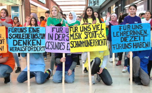 Protestaktion der Sekundarschule Rheinhausen *** NUR FUeR REDAKTIONELLE ZWECKE *** EDITORIAL USE ONLY ***<p>Protestaktion der Sekundarschule Rheinhausen am Montag, 25. November 2019 fuer eine Verbesserung von Lernbedingungen an Brennpunktschulen im Forum Duisburg Foto : Frank Oppitz / FUNKE Foto Services</p> Bildung Deutschland NRW Duisburg Copyright: FrankxOppitz *** Protest action the Secondary School Rheinhausen *** ONLY FOR EDITORIAL PURPOSE *** EDITORIAL USE ONLY *** P Protest action the Secondary School Rheinhausen on Monday, 25 November 2019 for a Improvement from Learning conditions to Focal point schools at Forum Duisburg Photo Frank Oppitz Funke Photo Services P Education Germany NRW Duisburg Copyright FrankxOppitz Copyright: FrankxOppitz doc784qrspgp8171j7v1klp EDITORIAL USE ONLY