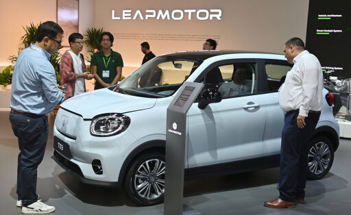 IAA Mobility 2023 in der Messe Riem vom 05.09.-10.09.2023 in Muenchen. Besucher am Stand vom chinesischen Autobauer LEAPMOTOR. *** IAA Mobility 2023 at Messe Riem from 05 09 10 2023 in Munich Visitors at the booth of the Chinese car manufacturer LEAPMOTOR