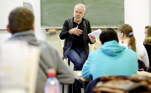 DEU , DEUTSCHLAND : Ein Lehrer in der Berufsschule des CJD in Moers unterrichtet Auszubildende DEU , GERMANY : A teacher in the school of CJD in Moers with his apprentices 04.12.2014
DEU Germany a Teacher in the Vocational school the CJD in Moers shall Trainees DEU Germany a Teacher in The School of CJD in Moers With His 04 12 2014