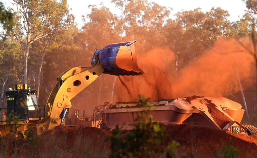 Schwere Bergbau-Lkw graben und transportieren Bauxit in der Nähe von Mapoon im äußersten Norden von Queensland