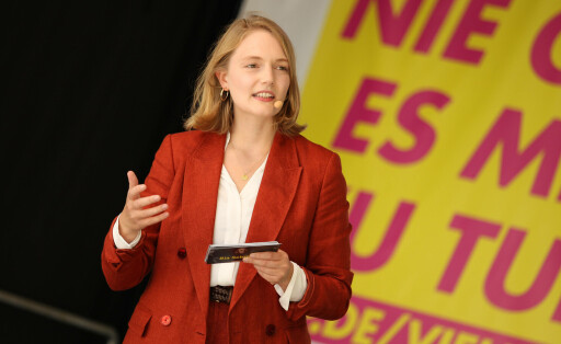 Ria Schröder, Stellvertretende Landesvorsitzende der FDP Hamburg und Beisitzerin im Bundesvorstand, bei einer Wahlkampfveranstaltung von der Partei Freie Demokratische Partei gut zwei Wochen vor der Bundestagswahl auf dem Platz der Deutschen Einheit vor der Elbphilharmonie. Hamburg-Mitte Hamburg *** Ria Schröder, deputy chairwoman of the FDP Hamburg and member of the federal executive committee, at an election campaign event of the Free Democratic Party a good two weeks before the federal election on the Platz der Deutschen Einheit in front of the Elbphilharmonie Hamburg Mitte Hamburg