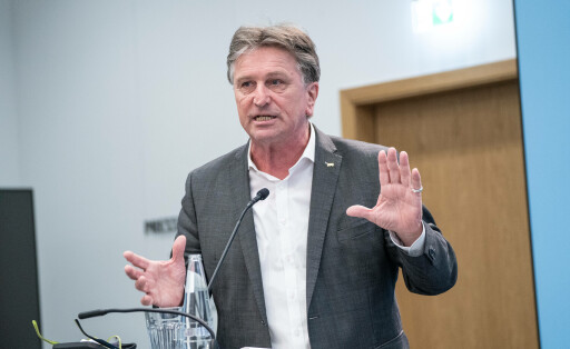 Pressekonferenz Bund-Länder-Arbeitsgruppe für die Krankenhausreform - Diskussion Vorschläge der Regierungskommission für eine moderne und bedarfsgerechte Krankenhausversorgung - Manfred Manne Lucha, Minister für Soziales, Gesundheit und Integration Baden-Württemberg und Vorsitzender der LändergruppePressekonferenz Bund-Länder-Arbeitsgruppe für die Krankenhausreform - Diskussion Vorschläge der Regierungskommission für eine moderne und bedarfsgerechte Krankenhausversorgung - Manfred Manne Lucha, Minister für Soziales, Gesundheit und Integration B, *** Press Conference Federal States Working Group for Hospital Reform Discussion Proposals of the Government Commission for a Modern and Needs-Based Hospital Care Manfred Manne Luch