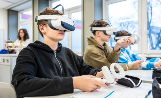 Virtual Reality am Sophie-Scholl-Gymnasium in Oberhausen *** NUR FUeR REDAKTIONELLE ZWECKE *** EDITORIAL USE ONLY ***<p>Leonard (14), Felix (15) und Jonas (14, v.l.), Schueler aus der 9. Klasse des Sophie Scholl Gymnaiums in Oberhausen, benutzen am Donnerstag, 16.01.2023, zum ersten Mal Virtual-Reality-Brille im Unterricht Die Schule testet als erste in der Stadt den Einsatz dieser Technik. Deutschland NRW Oberhausen Copyright: MartinxMoeller *** Virtual Reality at Sophie Scholl Gymnasium in Oberhausen FOR EDITORIAL PURPOSES ONLY EDITORIAL USE ONLY p Leonard 14 , Felix 15 and Jonas 14, f l , students from the 9th grade of Sophie Scholl Gymnaium in Oberhausen, use virtual reality goggles for the first time in class on Thursday, 16 01 2023 Th Copyright: MartinxMoeller doc7ok467q2x8ovpdfl293 ,EDITORIAL USE ONLY