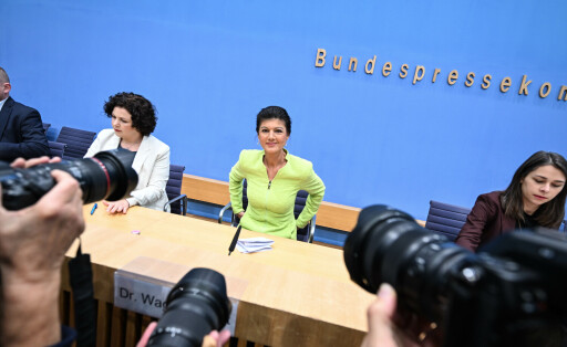 RECORD DATE NOT STATED Gruendung des Vereins Buendnis Sahra Wagenknecht *** NUR FUeR REDAKTIONELLE ZWECKE *** EDITORIAL USE ONLY ***<p>Gruendung des Vereins Buendnis Sahra Wagenknecht Die Vorstandsmitglieder des Vereins «Buendnis Sahra Wagenknecht - Fuer Vernunft und Gerechtigkeit» Lukas Schoen (l-r), Amira Mohamed Ali, Sarah Wagenknecht, Ralf Suikat und Christian Leye stehen am 23. Oktober 2023 vor der Pressekonferenz zur Gruendung des Vereins nebeneinander. Der Verein ist bereits seit einigen Wochen registriert und gilt als Vorstufe zur Gruendung einer eigenen Partei der Linken-Politikerin. Berlin Copyright: RetoxKlar *** Foundation of the association Alliance Sahra Wagenknecht FOR EDITORIAL PURPOSES ONLY EDITORIAL USE ONLY p Foundation of the associatio Copyright: RetoxKlar doc7sif7t3voes1f0ixngp9 ,EDITORIAL USE ONLY