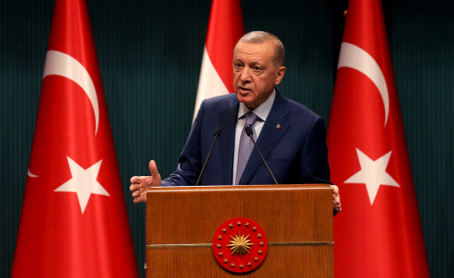Der türkische Präsident Recep Tayyip Erdogan spricht während einer Pressekonferenz mit dem österreichischen Bundeskanzler Karl Nehammer nach ihrem Treffen in Ankara, Türkei, 10. Oktober 2023. Nehammer hält sich zu einem zweitägigen offiziellen Besuch in der Türkei auf.