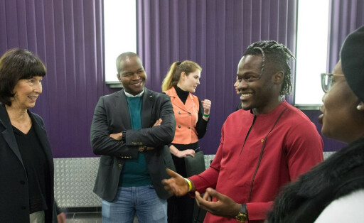 Ingrid Hamm, Geschäftsführerin von GPI, im Gespräch mit Aaron Nzau, Kwaku Sumah und Timiebi Aganaba (v.l.n.r.) beim Weltraumkongress in Berlin.