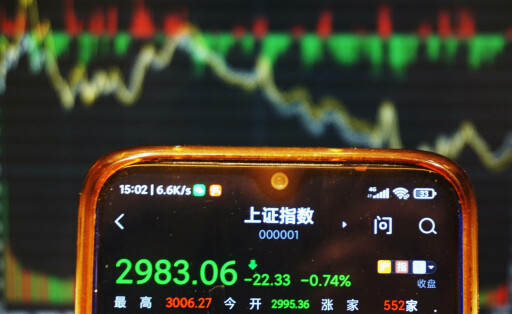 Shanghai Composite Index Falling Below 3,000 Points HANGZHOU, CHINA - OCTOBER 20, 2023 - A mobile phone shows the Shanghai Composite Index falling below 3,000 points,Hangzhou, Zhejiang, China, October 20, 2023. Hangzhou Zhejiang China PUBLICATIONxNOTxINxFRA Copyright: xCFOTOx originalFilename: cfoto-shanghai231020_npXuP.jpg