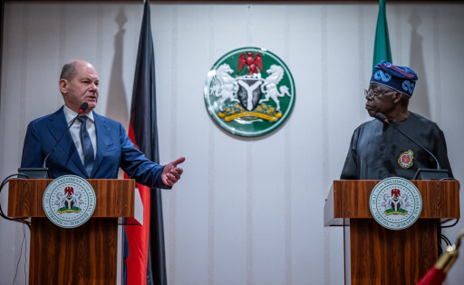 29.10.2023, Nigeria, Abuja: Bundeskanzler Olaf Scholz (SPD) nimmt neben Bola Tinubu, Präsident von Nigeria, an einer Pressekonferenz im State House teil. Scholz ist auf seiner dritten größeren Afrika-Reise in den knapp zwei Jahren seit seiner Vereidigung. Mit Nigeria besucht er nun das bevölkerungsreichste und wirtschaftsstärkste Land des Kontinents. Foto: Michael Kappeler/dpa +++ dpa-Bildfunk +++
