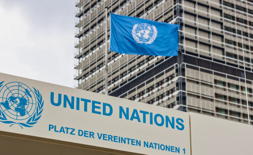 Die UN Fahne der Vereinten Nationen vor dem WCCB und UN Campus - Die Bonn Climate Change Conference vom 05. - 15. Juni 2023 im World Conference Center Bonn WCCB ist eine Vorbereitungskonferenz zum Weltklimagipfel in Dubai COP28 im November Dezember 2023 07.06.2023 Bonn Gronau NRW Deutschland *** The UN flag of the United Nations in front of the WCCB and UN Campus The Bonn Climate Change Conference from 05 15 June 2023 at the World Conference Center Bonn WCCB is a preparatory conference for the World Climate Summit in Dubai COP28 in November December 2023 07 06 2023 Bonn Gronau NRW Germany