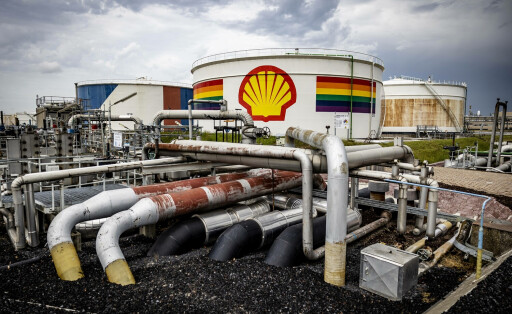 2022-05-16 11:00:44 PERNIS - Storage tanks containing gas oil at Shell s energy and chemical park in Pernis. On the site, among other things, crude oil is processed into usable materials. ANP JEFFREY GREENWEG netherlands out - belgium out *** 2022 05 16 11 00 44 PERNIS Storage tanks containing gas oil at Shell s energy and chemical park in Pernis On the site, among other things, crude oil is processed into usable materials ANP JEFFREY GREENWEG netherlands out belgium out PUBLICATIONxINxGERxSUIxAUTxONLY Copyright: xx x448650692x originalFilename: 448650692.jpg