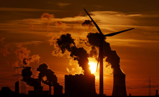 Strommasten und Windräder rund um das Kohlekraftwerk Neurath des Stromkonzerns RWE. Wegen der Energiekrise überlegt die Bundesregierung, als Ersatz für Strom aus Erdgas Kohlekraftwerke aus der Reserve wieder ans Netz zu nehmen. Themenbild, Symbolbild Bergheim, 01.08.2022 NRW Deutschland *** Power pylons and wind turbines around the Neurath coal-fired power plant of the RWE power company Because of the energy crisis, the German government is considering bringing coal-fired power plants from the reserve back online as a substitute for electricity from natural gas Topic image, symbol image Bergheim, 01 08 2022 NRW Germany Copyright: xChristophxHardtx