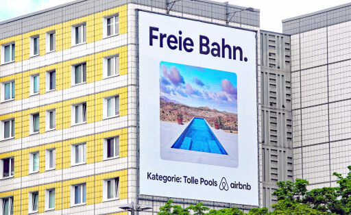 Airbnb Werbeplakat an der Holzmarktstrasse in Berlin Mitte