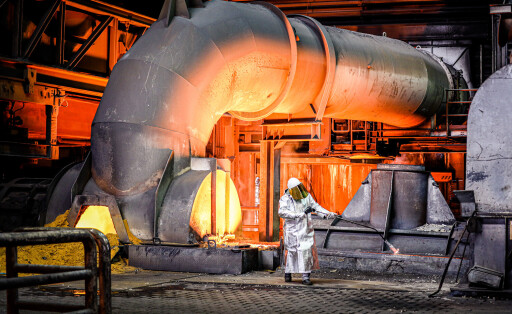 Altmaier bei Thyssenkrupp *** NUR FUeR REDAKTIONELLE ZWECKE *** EDITORIAL USE ONLY ***<p>An einer Giessbuehne am Hochofen 8, ziehen Arbeiter am Freitag 28. August 2020 auf dem Gelaende von ThyssenKrupp Steel am Standort Duisburg Proben aus dem Hochofen. Die Direktreduktionsanlage zur Stahlherstellung des Unternehmens soll zukuenftig mit Wasserstoff klimaneutral betrieben werden. Deutschland NRW Duisburg Copyright: Andrà xHirtz *** Altmaier at ThyssenKrupp *** ONLY FOR EDITORIAL PURPOSE *** EDITORIAL USE ONLY *** P to a Giessbuehne on Blast furnace 8th, pull Workers on Friday 28 August 2020 at the Site from ThyssenKrupp Steel on Location Duisburg Samples from the Blast furnace the direct reduction plant to Steel production of Company shall i Copyright: Andrà xHirtz doc7c31apwti7ohk5ftlnb EDITORIAL USE ONLY