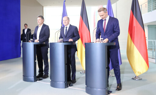 Bundeskabinett mit Olaf Scholz, Bundesverfassungsgericht 15.11.2023, Germany, Berlin, Bundeskanzleramt, Bundeskabinett, Bundeskanzler Olaf Scholz , Bundeswirtschaftsminister Robert Habeck und Bundesfinanzminister Christian Lindner bei einem Statement zur Schuldenbremse Urteil des Bundesverfassungsgericht, Haushalt hier Christian Lindner, der hier eigene Wege geht hinter den Fahnen c Frank Ossenbrink, mediagroupberlin GmbH mobil 00491724006505 , politikfotohotmail.com , www.politikfoto.de, Bankverbindung: Frank Ossenbrink IBAN: DE 77 70017000 9400427530 BIC: PAGMDEM1 PayCenter Bank Steuernummer VAT 37 239/21622 Finanzamt Berlin, EUID DEF1103R.HRB123335B Berlin Berlin Germany *** Federal Cabinet with Olaf Scholz, Federal Constitutional