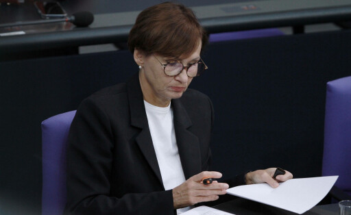 Berlin, Deutschland, 22.09.2023: Sitzungswoche im Deutschen Bundestag Bettina Stark-Watzinger, FDP, sortiert auf der Regierungsbank ihre Unterlagen und Dokumente *** Berlin, Germany, 22 09 2023 Session week at Germans Bundestag Bettina strong Watzinger, FDP, sorted at the Government Bank their Documents and Documents Copyright: xdtsxNachrichtenagenturx dts_22867