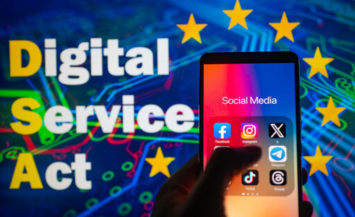 EU - Social Media - Disinformation- Photo Illustration Social media icons logo displayed on a smartphone with European Commission Digital Service Act on screen seen in the background, in this photo illustration. On 19 October 2023, in Brussels, Belgium. Jonathan Raa / Nurphoto Brussels Belgium PUBLICATIONxNOTxINxFRA Copyright: xJonathanxRaax originalFilename: raa-eusocial231019_npYG3.jpg