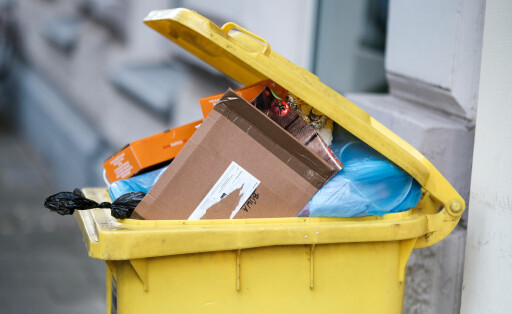 Düsseldorf 29.10.2023 Gelbe Tonne Mülltonne Kunststoff Plastik Recycling Müll Abfall Wohlstandsmüll Wohlstandsgesellschaft Verpackung Verpackungsmüll Restmüll Plastiktonne Plastiktüte Mülltüte Umwelttonne Der Grüne Punkt grüner Düsseldorf Nordrhein-Westfalen Deutschland *** Dusseldorf 29 10 2023 yellow garbage can garbage garbage can plastic plastic recycling waste waste prosperity waste prosperity society packaging packaging waste residual waste plastic garbage can plastic bag garbage bag environmental garbage can Der Grüne Punkt green Dusseldorf North Rhine Westphalia Germany