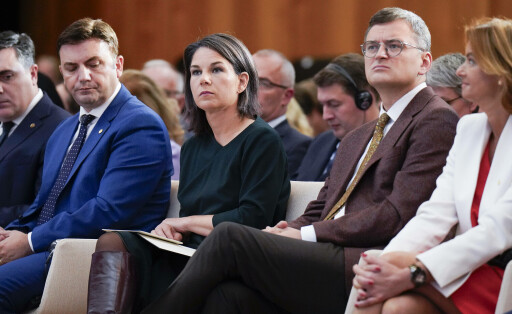 Europakonferenz im Auswärtigen Amt Europakonferenz im Auswärtigen Amt: A larger, stronger Union: Making the European Union fit for enlargement and future members fit for accession , in der Mitte Dmytro Kuleba, Außenminister der Ukraine, Annalena Baerbock, Bundesaußenministerin Berlin Berlin GER *** European Conference at the Federal Foreign Office European Conference at the Federal Foreign Office A larger, stronger Union Making the European Union fit for enlargement and future members fit for accession , in the middle Dmytro Kuleba, Foreign Minister of Ukraine, Annalena Baerbock, Federal Foreign Minister Berlin Berlin GER