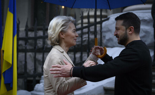 La prà sidente de la Commission europà enne Ursula von der Leyen et le prà sident ukrainien Volodymyr Zelenskyy tiennent