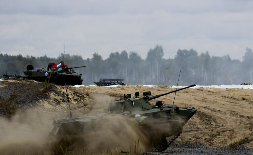 Bild zeigt zwei Panzer im Geländer. Sie gehören zu Russland und Belarus und nehmen an der Militärübung Zapad-2021 teil.