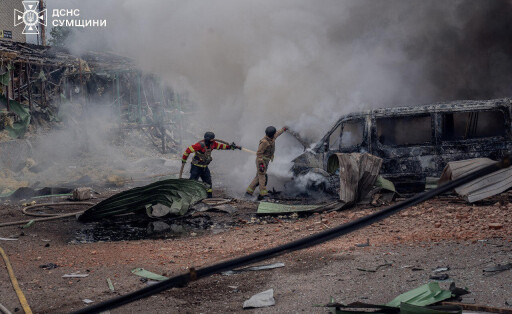 Ukrainischer Feuerwehr löscht einen Brand in der Stadt Sumy nach einem Drohnenangriff durch Russland.