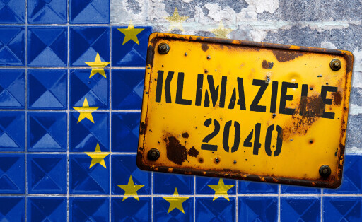 Ein rostiges Schild mit der Aufschrift "Klimaziele 2040" auf einer gekachelten Europaflagge.
