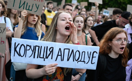 KIEW, UKRAINE - 22. JULI: Kiewer Bürger nehmen an einer Kundgebung gegen die Umsetzung des Gesetzentwurfs Nr. 12414 teil, der die Arbeit der Sonderstaatsanwaltschaft zur Korruptionsbekämpfung und des Nationalen Antikorruptionsbüros in Kiew, Ukraine, am 22. Juli 2025 regelt. Trotz der Proteste hat der ukrainische Präsident Wolodymyr Zelenskyy das Gesetz unterzeichnet, nachdem es vom ukrainischen Parlament verabschiedet worden war.