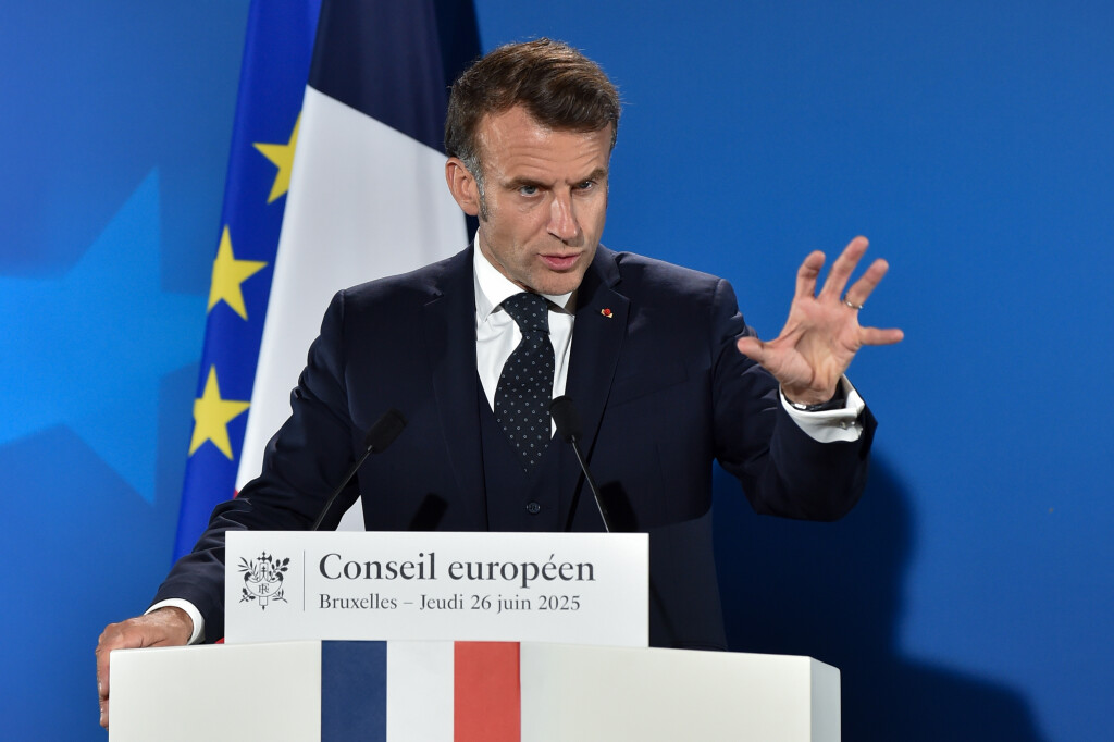Emmanuel Macron spricht vom Redepult auf der Pressekonferenz nach dem Europäischen Rat vom 26. Juni 2025.