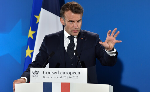 Emmanuel Macron spricht vom Redepult auf der Pressekonferenz nach dem Europäischen Rat vom 26. Juni 2025.