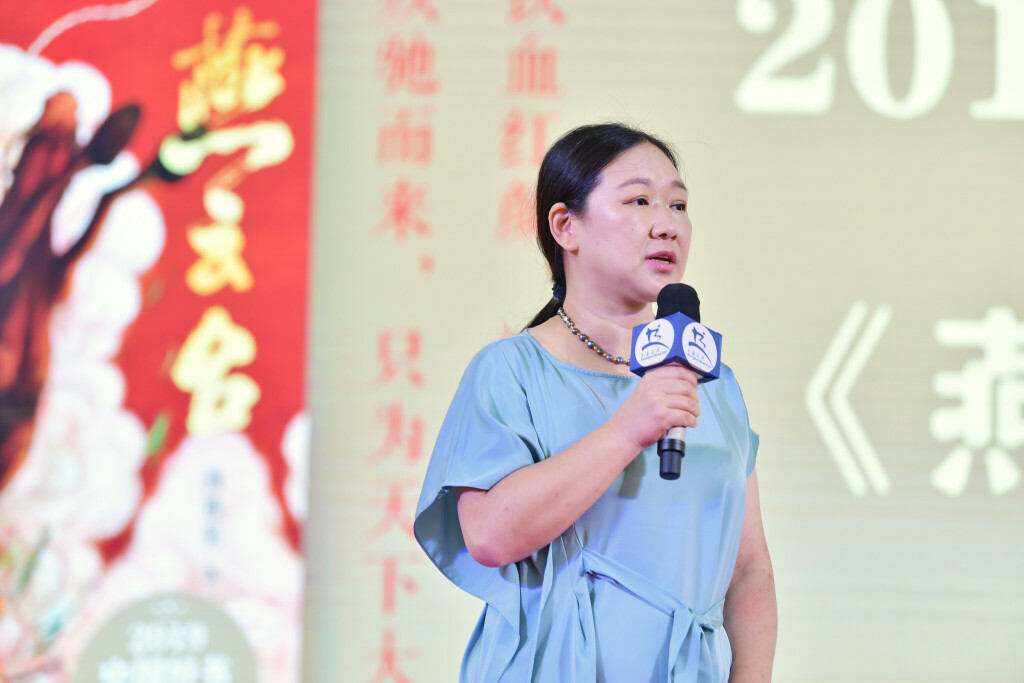 Chinese writer Jiang Shengnan, scriptwriter of TV series the Legend of Mi Yue, delivers a speech during Shanghai Book Fair, Shanghai, China, 12 August 2020.