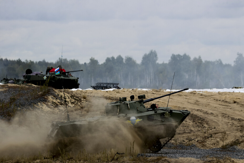 Bild zeigt zwei Panzer im Geländer. Sie gehören zu Russland und Belarus und nehmen an der Militärübung Zapad-2021 teil.