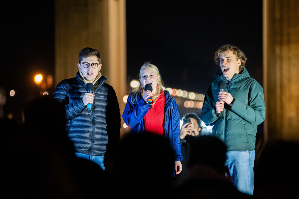 Philipp Türmer (l-r), Bundesvorsitzender der Jungsozialisten (Jusos), und Jette Nietzard und Jakob Blasel, beide Bundesvorsitzende der Grünen Jugend, stehen bei einer Kundgebung gegen die Asylpolitik von CDU/CSU und der AfD am Brandenburger Tor auf der Bühne.