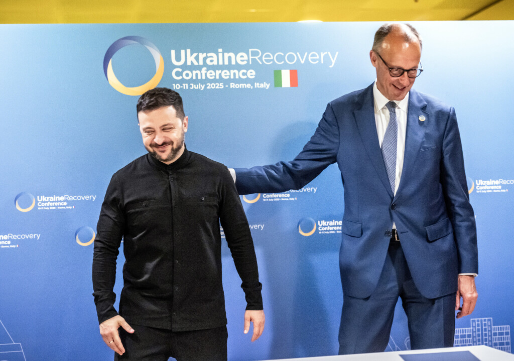 Bundeskanzler Friedrich Merz (r.) mit Wolodymyr Selenskyj.