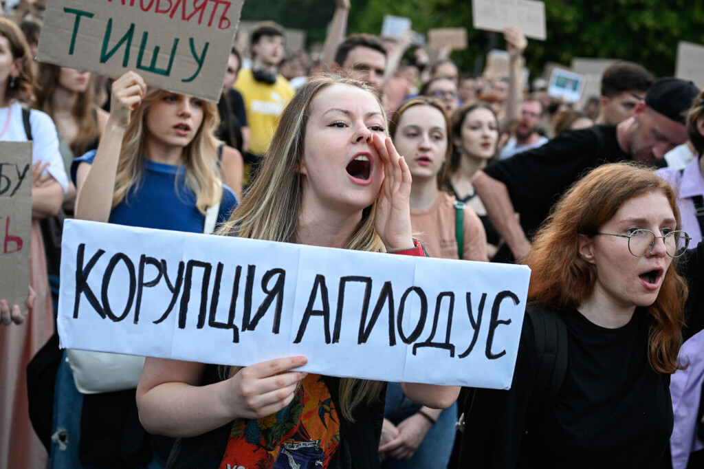 KYIV, UKRAINE - JULY 22: Kyiv residents take part in a rally against the implementation of a draft law No. 12414, that regulates the work of s Special Anti-corruption Prosecutor's Office and the National; Anti-Corruption Bureau in Kyiv, Ukraine on July 22, 2025. Despite the protest President of Ukraine Volodymyr Zelenskyy has signed the law after it was implemented by the Ukrainian parliament.