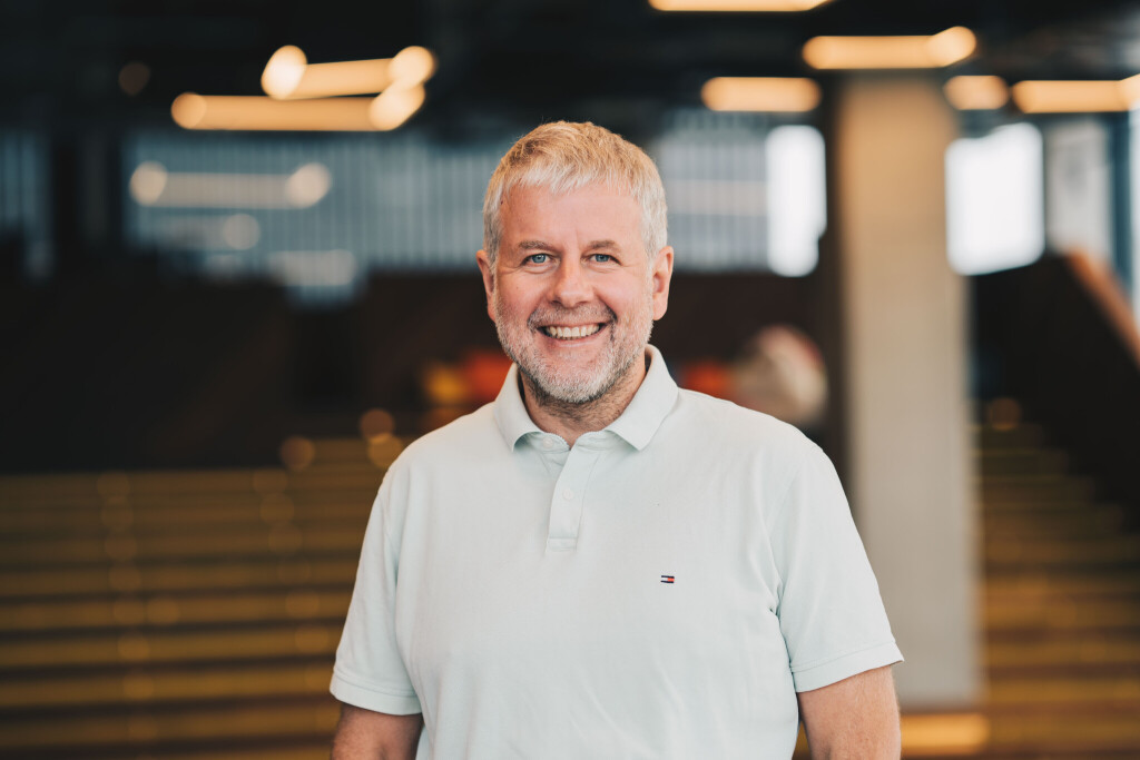 Porträt von Agur Jõgi in weißem Poloshirt.